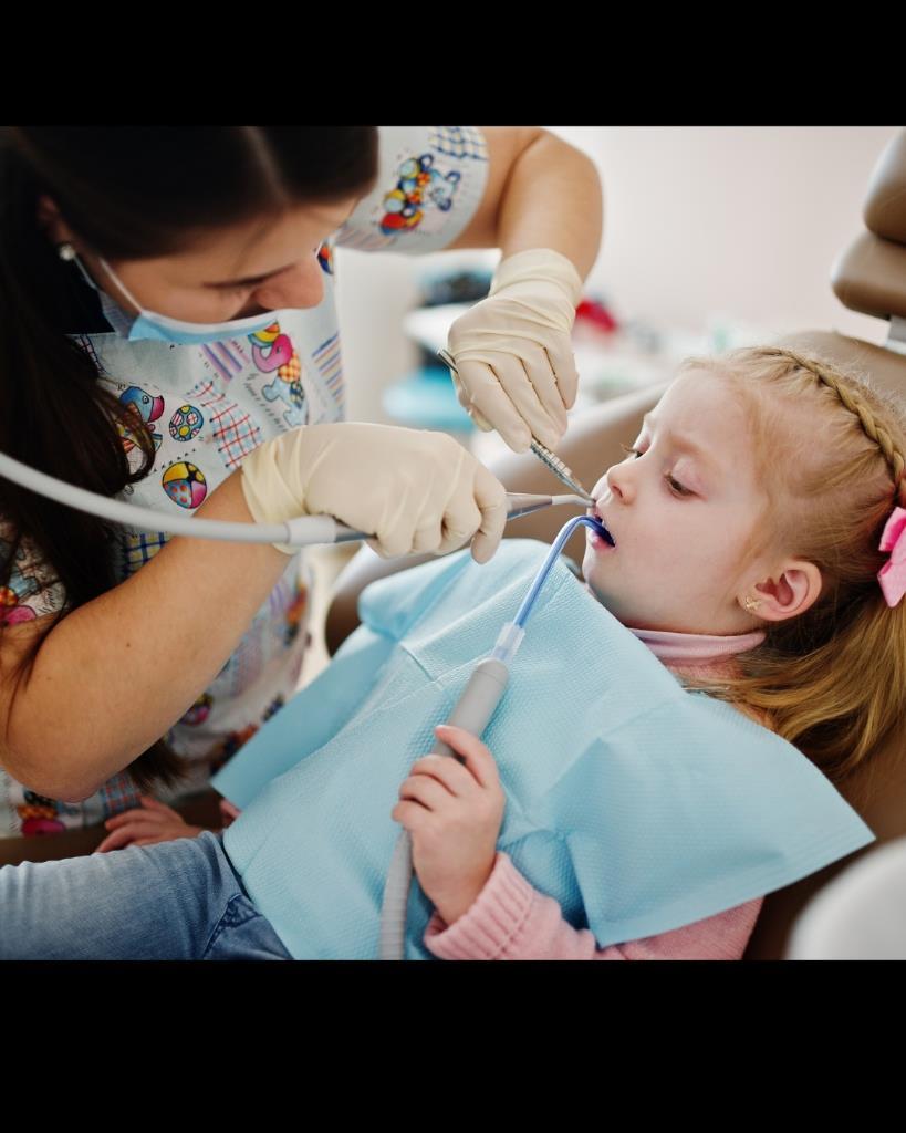 Dentista atendiendo niña en CeDeMed