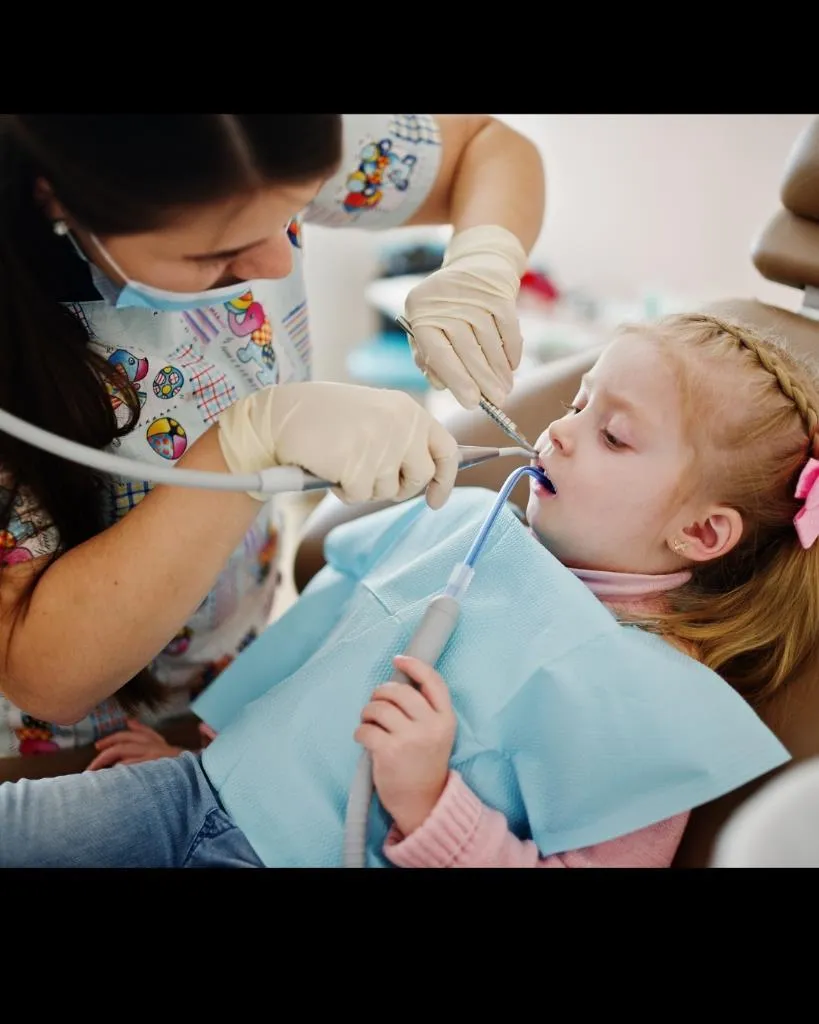 Dentista atendiendo niña en CeDeMed